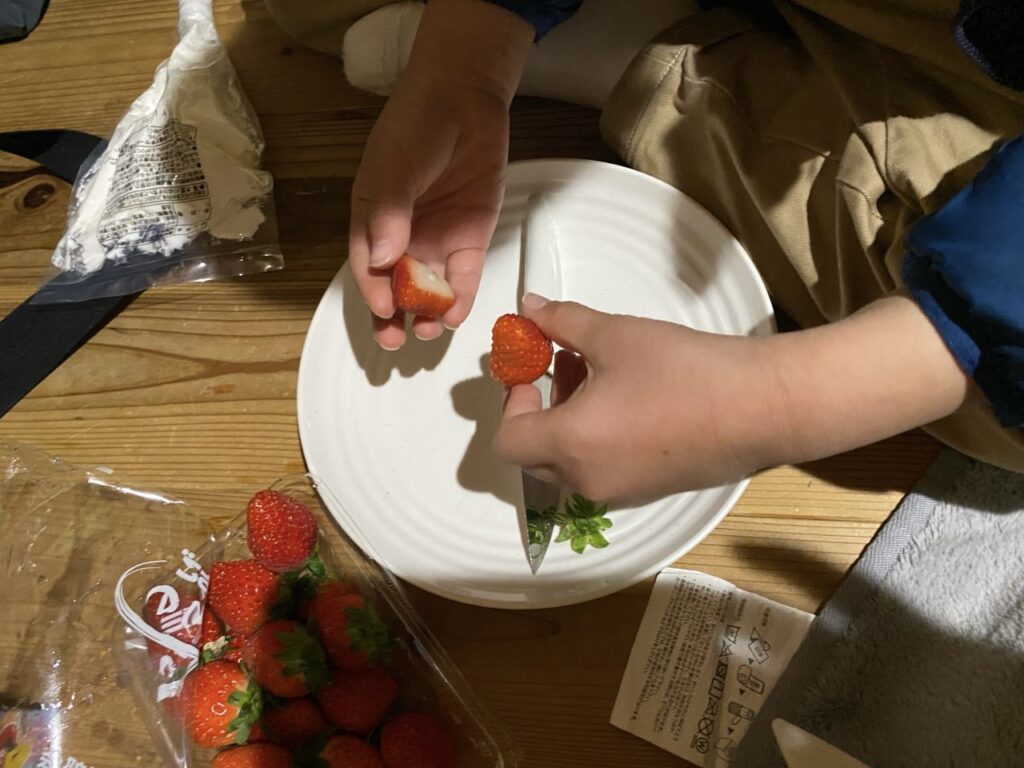 イチゴを切る子ども
