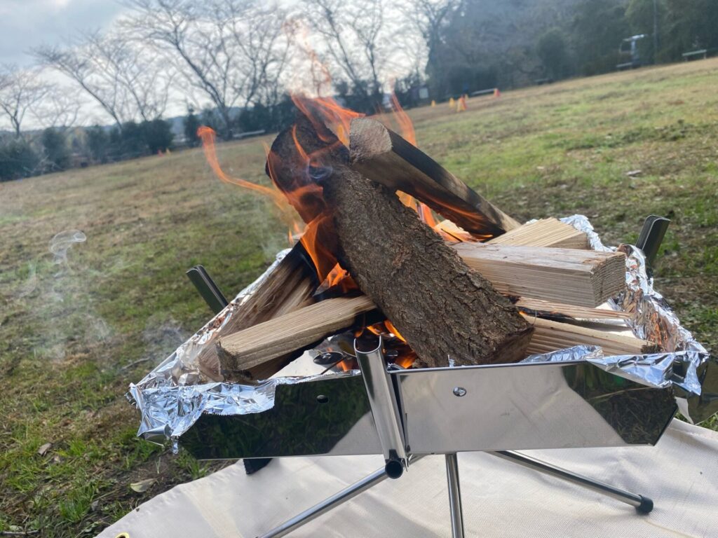 DABADAの焚き火台で焚き火をしている様子