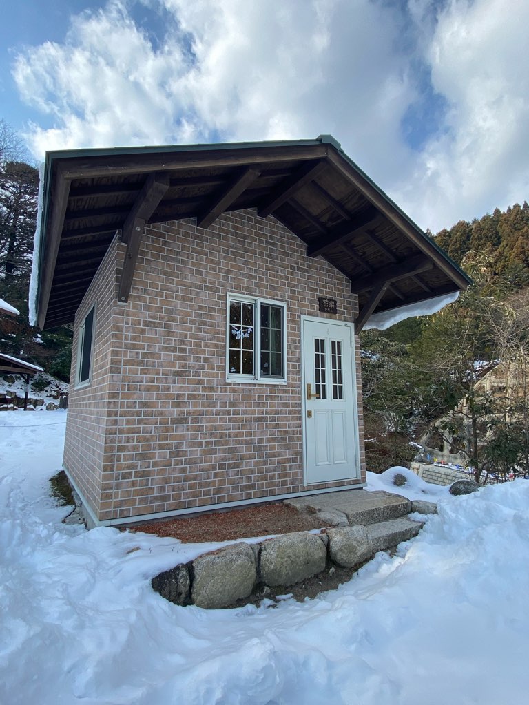 雪の中のバンガロー