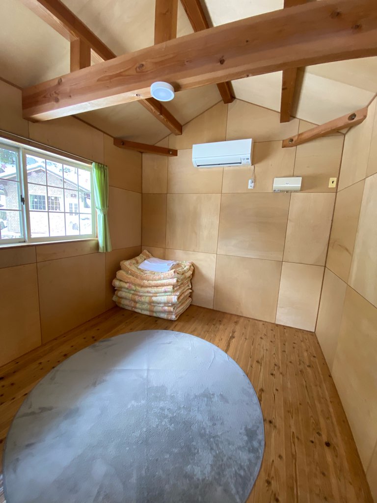 八風キャンプ場のバンガローの室内