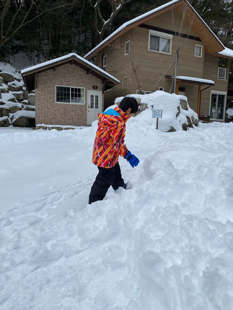 八風キャンプ場で雪遊びする子ども