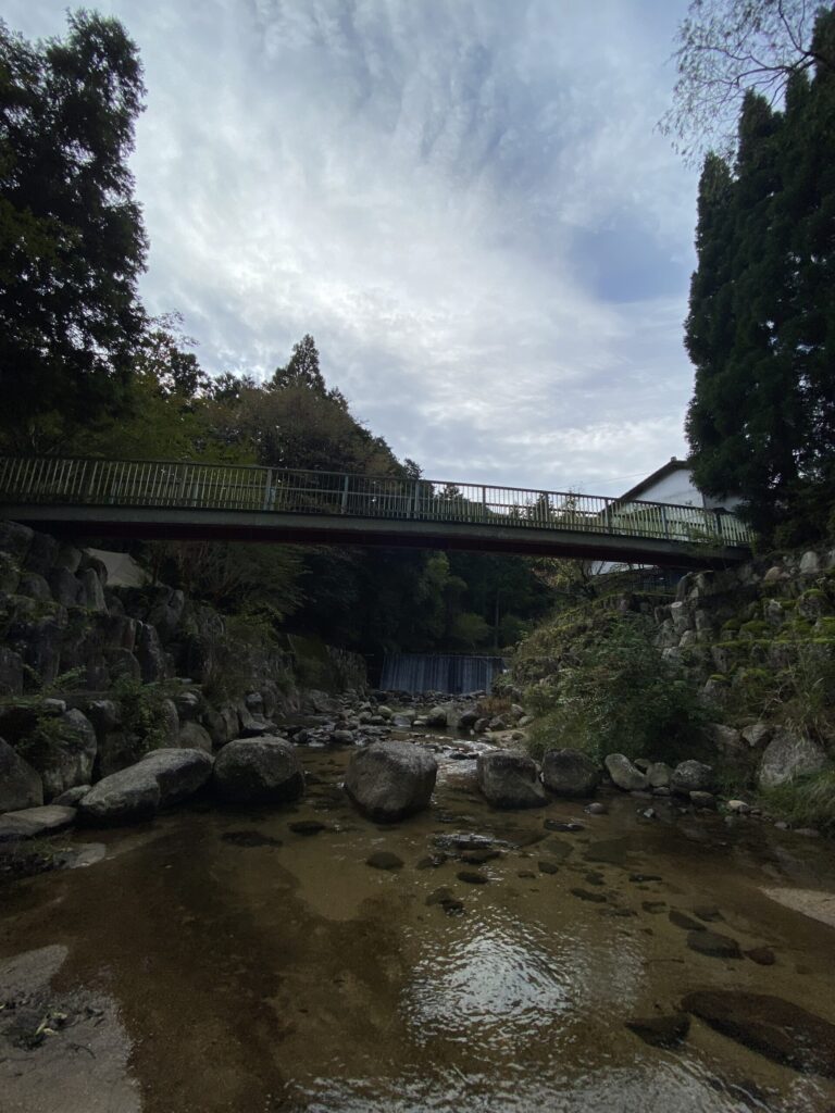 かぶとの森テラスに流れる川と橋
