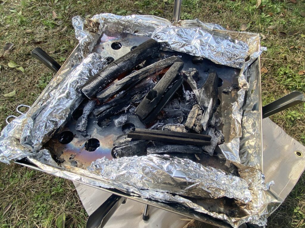 DABADAの焚き火台で焼き芋をする様子