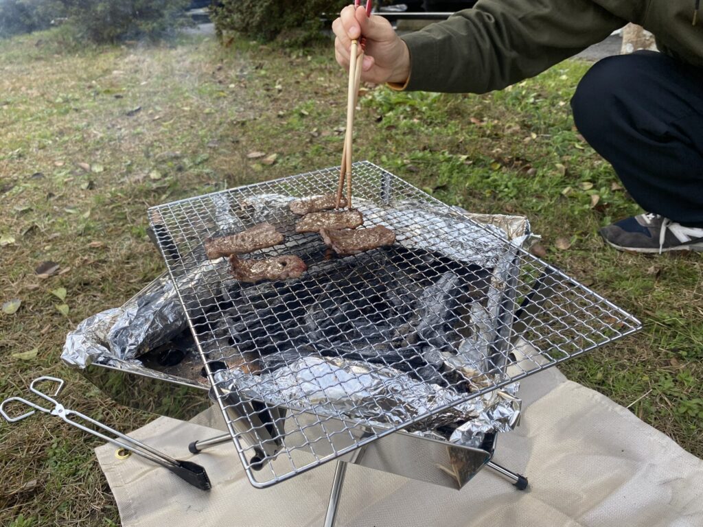 DABADAの焚き火台で焼肉を焼いている様子