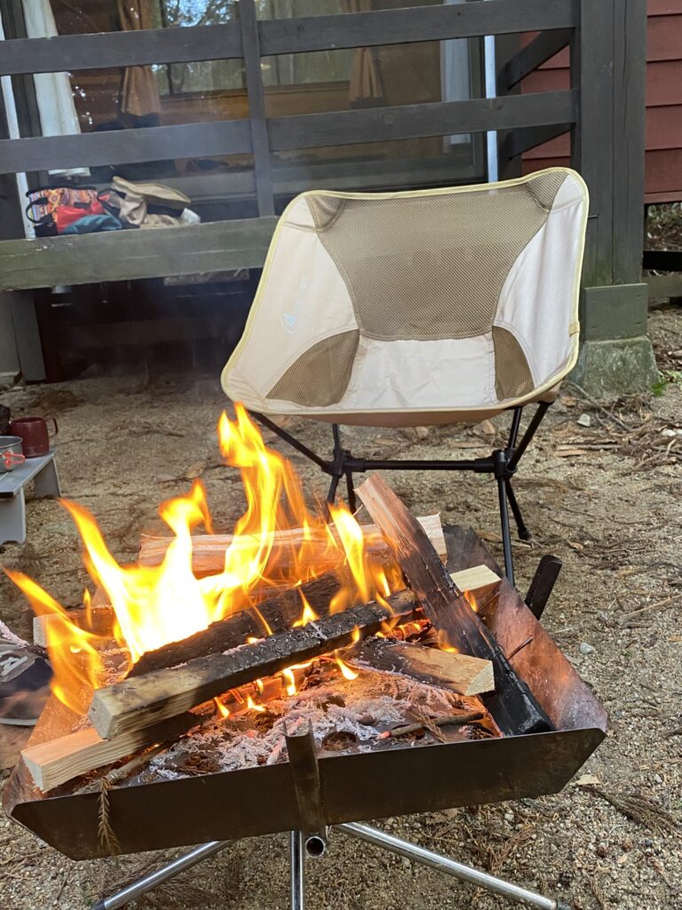 焚き火とMoon Lenceのアウトドアチェア