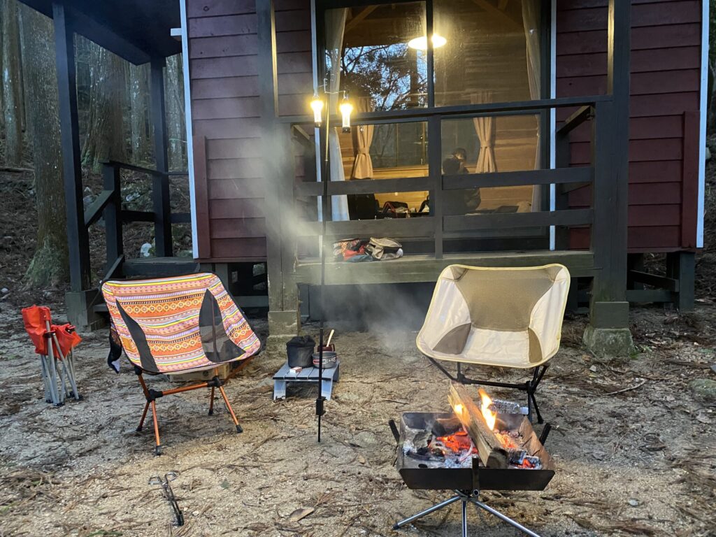 かぶとの森テラス　コテージ前で焚き火