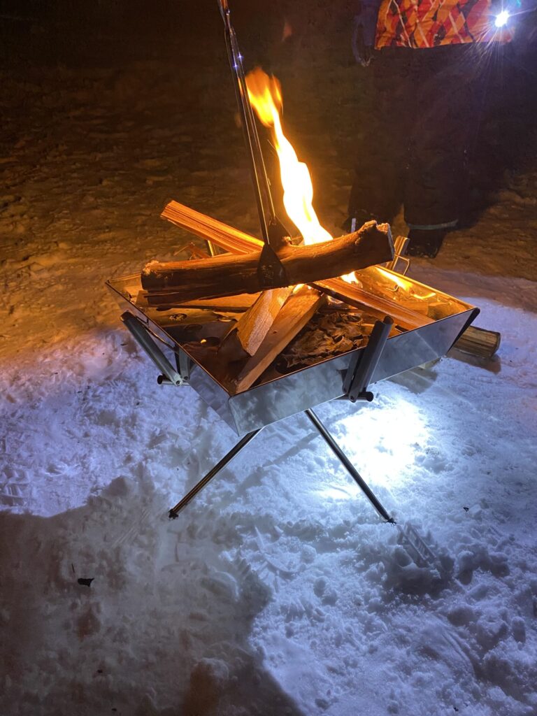 雪の中での焚火