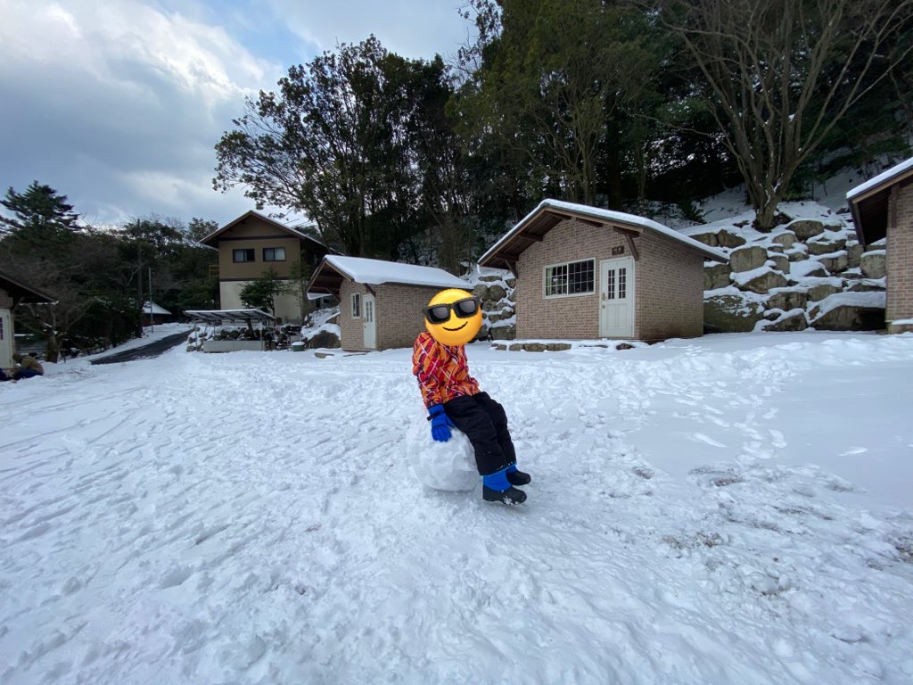 雪遊びをする子ども