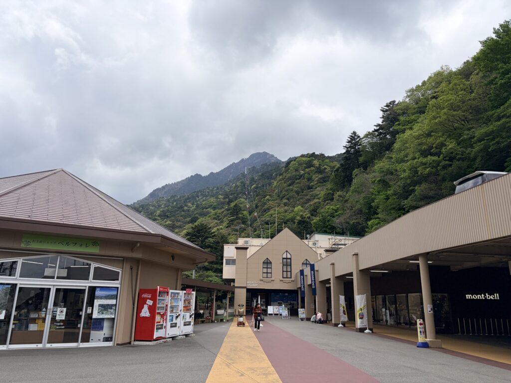 御在所ロープウェイの梺の駅