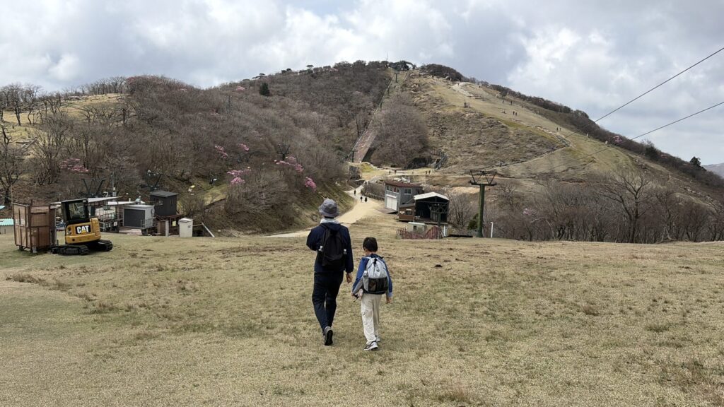 御在所岳スキーゲレンデを歩く小2の子供とお父さん