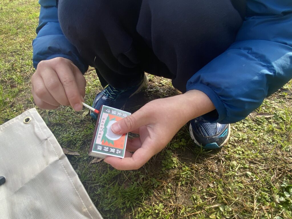 マッチをする子ども