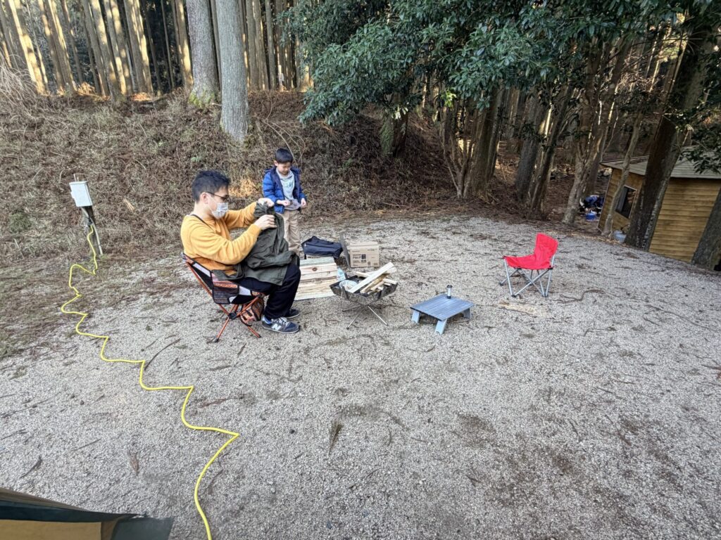 かぶとの森テラスのオートサイト、焚火スペースでくつろぐ家族