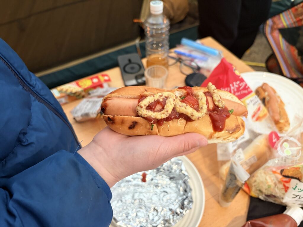 カートンドッグを食べる様子