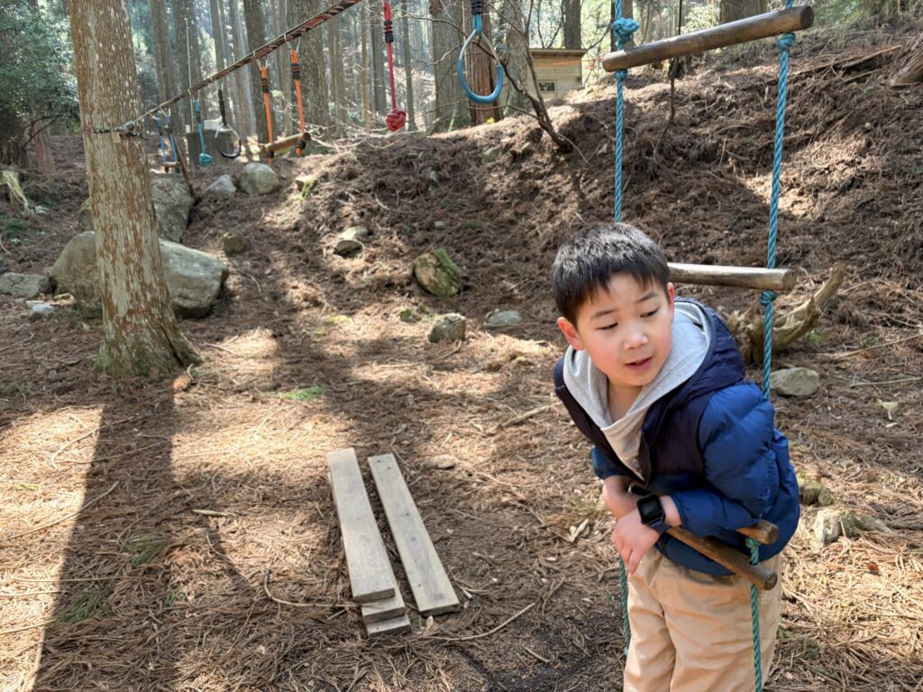 かぶとの森テラスで遊ぶ子供