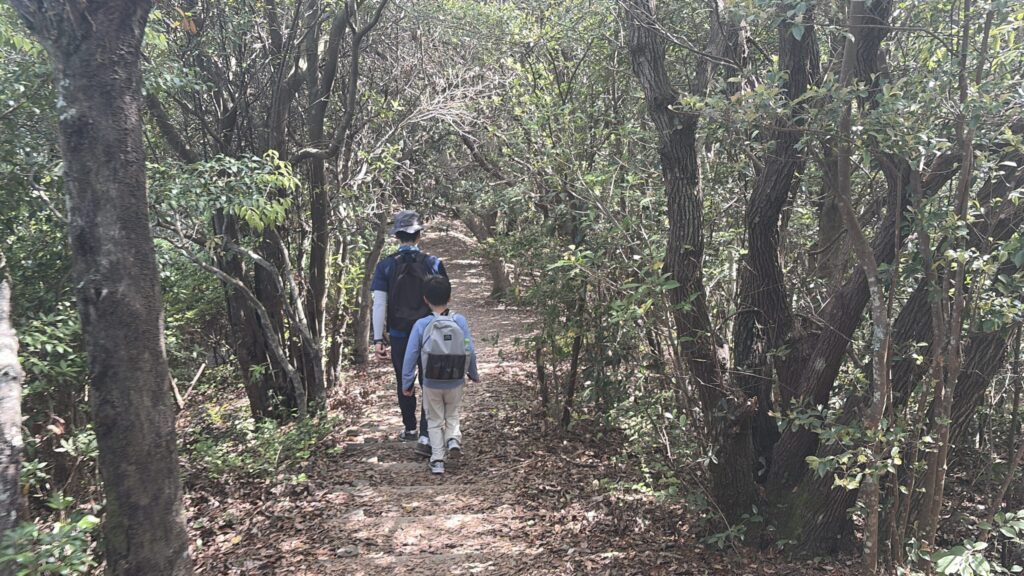 横山を登る小2の息子と夫