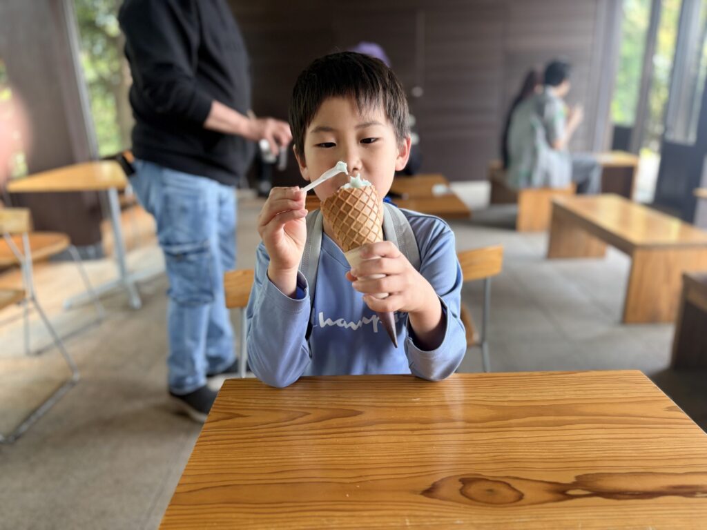 横山天空カフェテラスでソフトクリームを食べる小2の息子