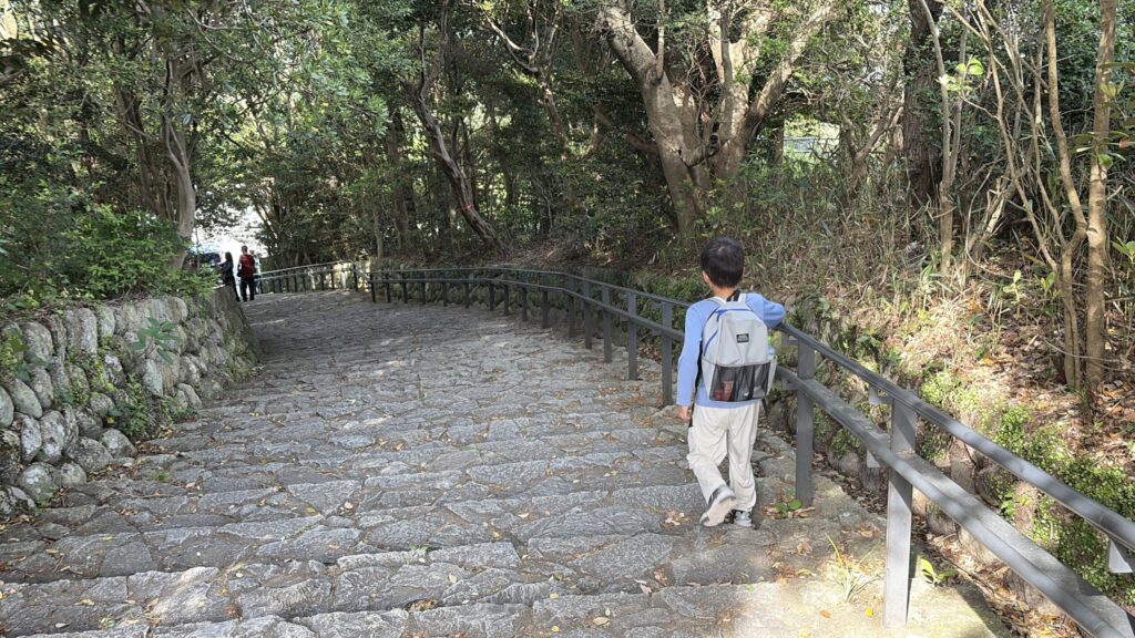 横山天空カフェテラスから下る石段