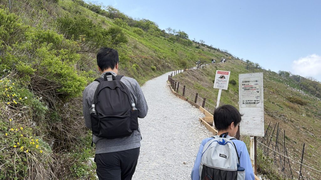 伊吹山西登山道を登る親子
