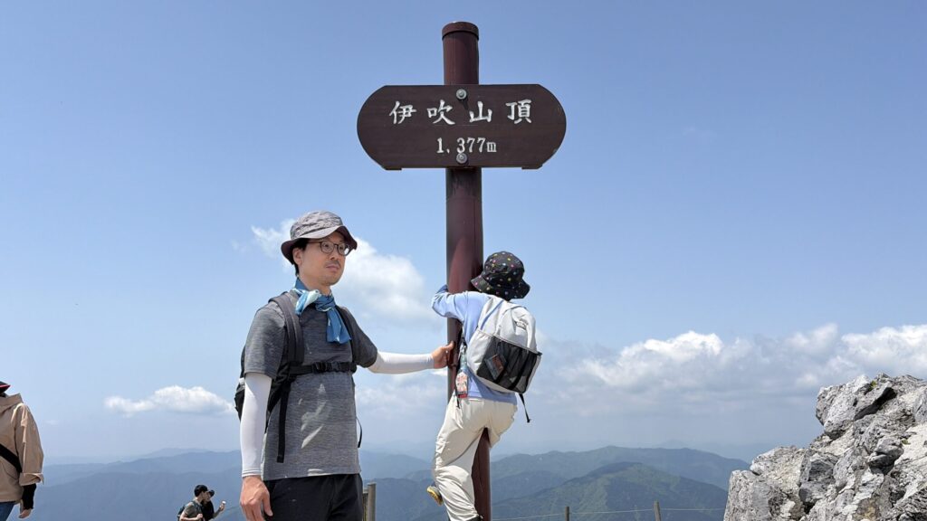 伊吹山山頂の標識で記念写真をとる親子