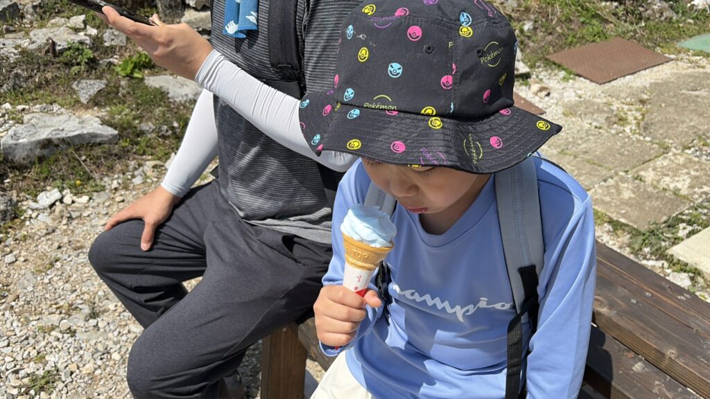 伊吹山山頂でソフトクリームを食べる小2の子ども