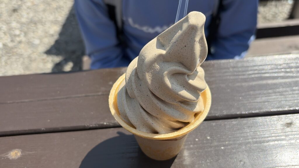 伊吹山スカイテラス名物の薬草ソフトクリーム