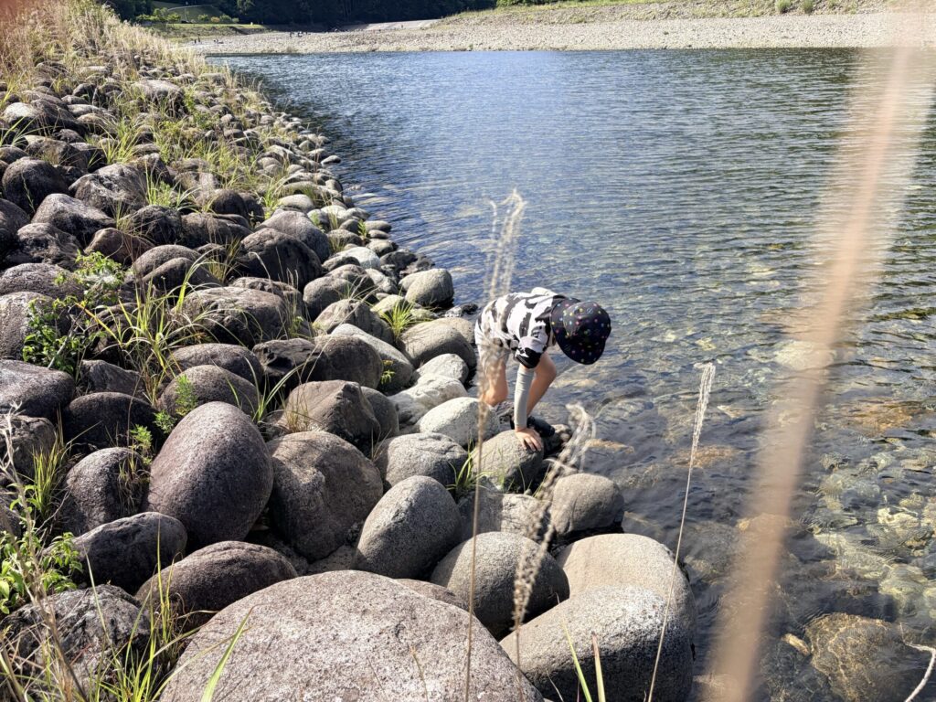 銚子川で川遊びをする様子