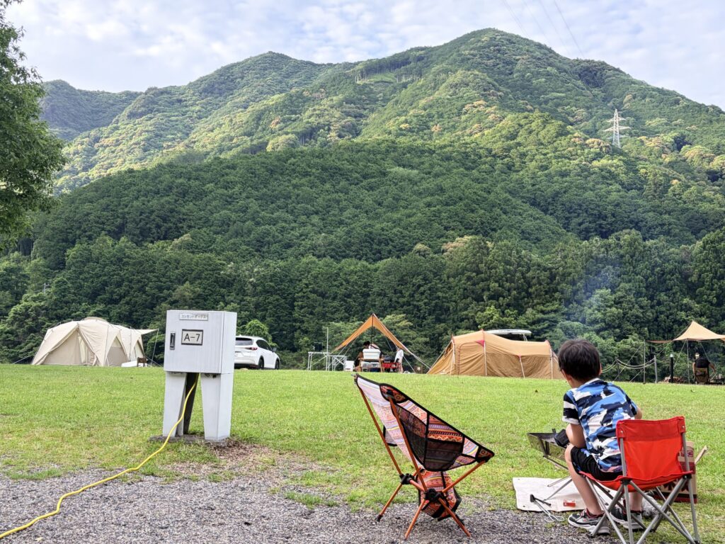 キャンプinn海山のテントサイトから眺める山の風景