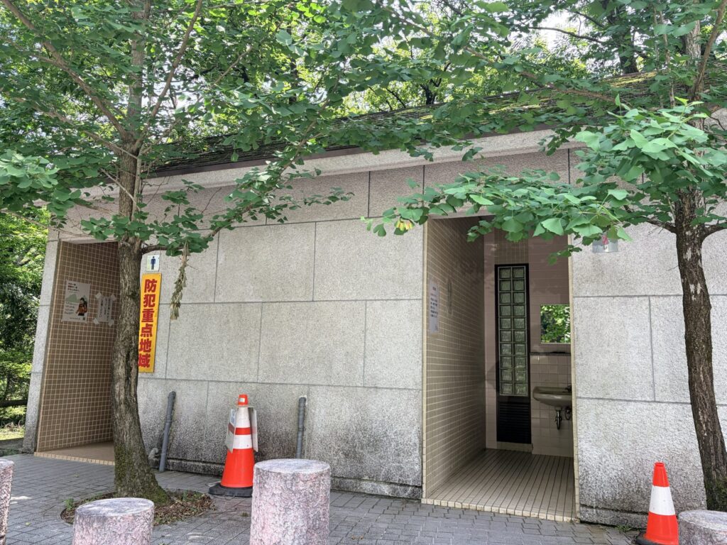 鳥居道駐車場のトイレ外観写真