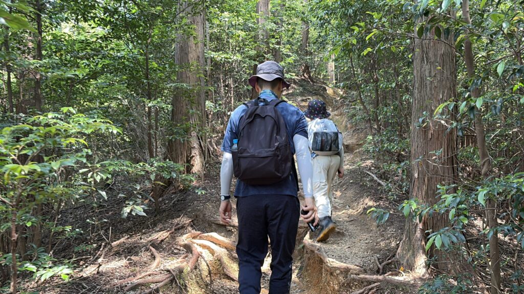 菰野富士の登山道を小2の息子と夫が歩く様子